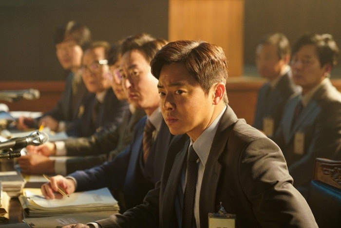 지난해 개봉한 영화 '행복의 나라'에서 대통령 암살 사건에 연루된 군인을 돕는 변호사를 연기한 조정석. 사진제공=NEW