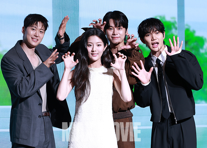 귀여운 포즈 취하는 공명, 신은수, 차우민, 윤상현(왼쪽부터). 정유진 기자