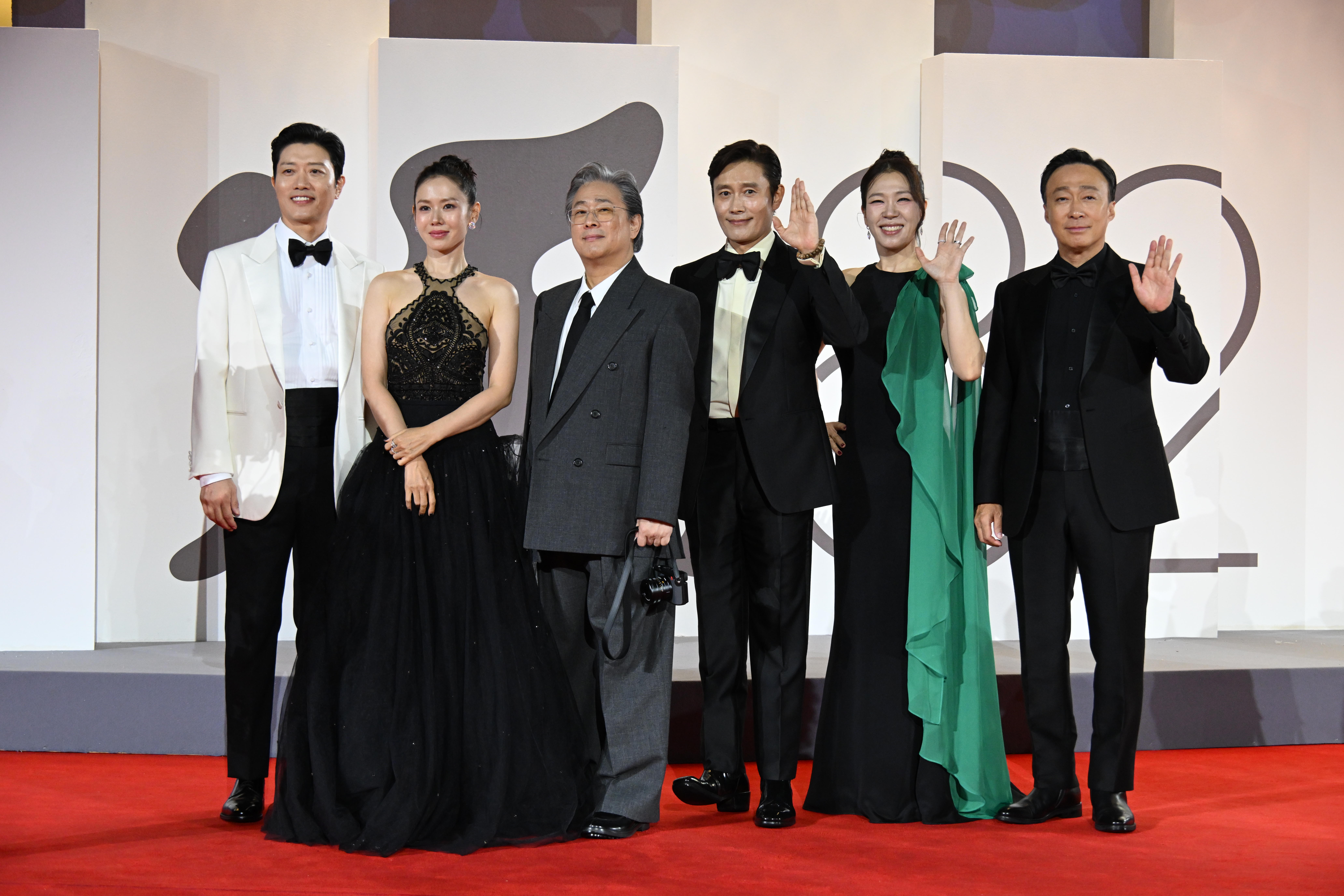 제82회 베니스 국제영화제에서 선보인 '어쩔수가없다'의 주역들. 왼쪽부터 박희순, 손예진, 박찬욱 감독, 이병헌, 염혜란, 이성민. 사진제공=CJ ENM