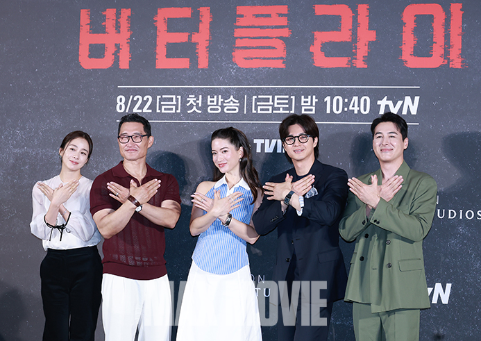 카메라 향해 포즈취하는 김태희, 대니얼 대 킴, 레이나 하디스티, 김지훈, 션 리차드(왼쪽부터). 정유진 기자