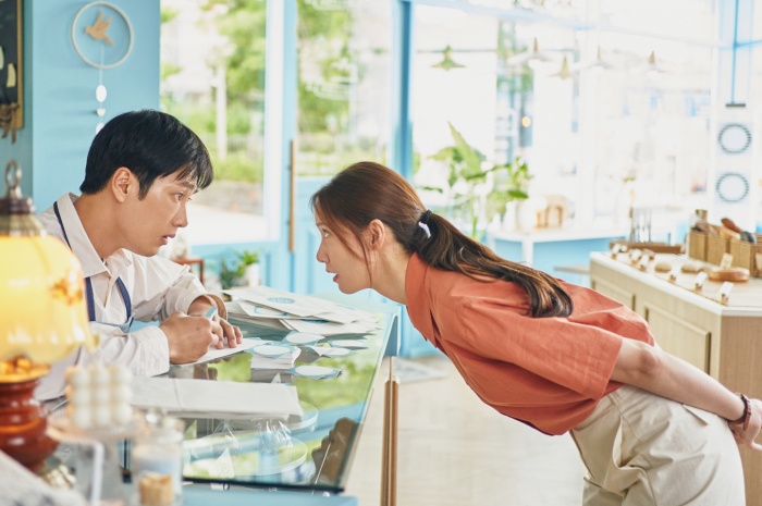 영화 '악마가 이사왔다'의 주연배우 안보현과 임윤아(오른쪽). 사진제공=CJ ENM