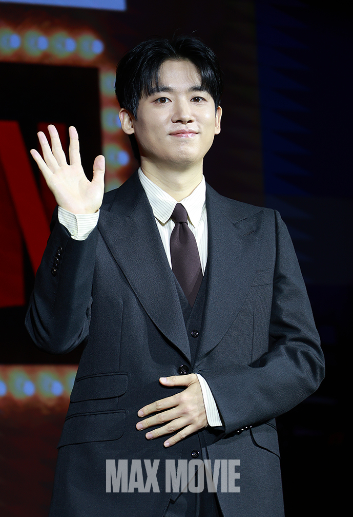 수줍은 손인사. 정유진 기자