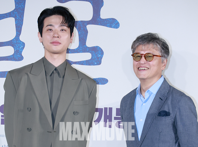 카메라 향해 포즈를 취하고 있는 박정민(왼쪽)과 권해효. 정유진 기자
