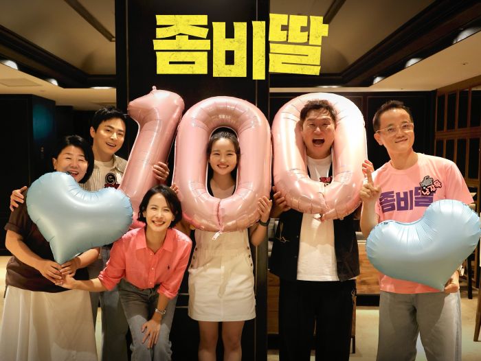 영화 '좀비딸'의 주역들. 왼쪽부터 이정은, 조정석, 조여정, 최유리, 윤경호, 연출자 필감성 감독. 사진제공=NEW 