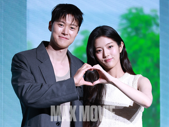 함께 하트포즈 취하는 배우 공명(왼쪽)과 신은수. 정유진 기자