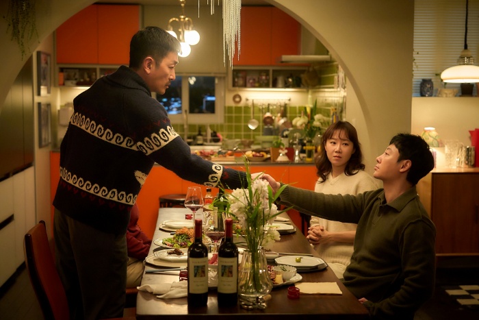 다음 달 개막하는 제30회 부산국제영화제에서 월드프리미어로 상영하는 영화 '윗집 사람들' 한 장면. 사진제공=바이포엠스튜디오