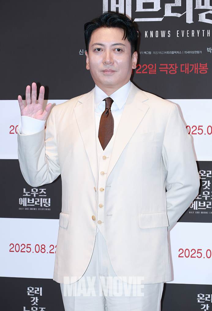무당 역할로 인사. 정유진 기자