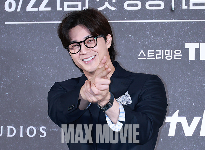 카메라 향해 포즈취하는 김지훈. 정유진 기자