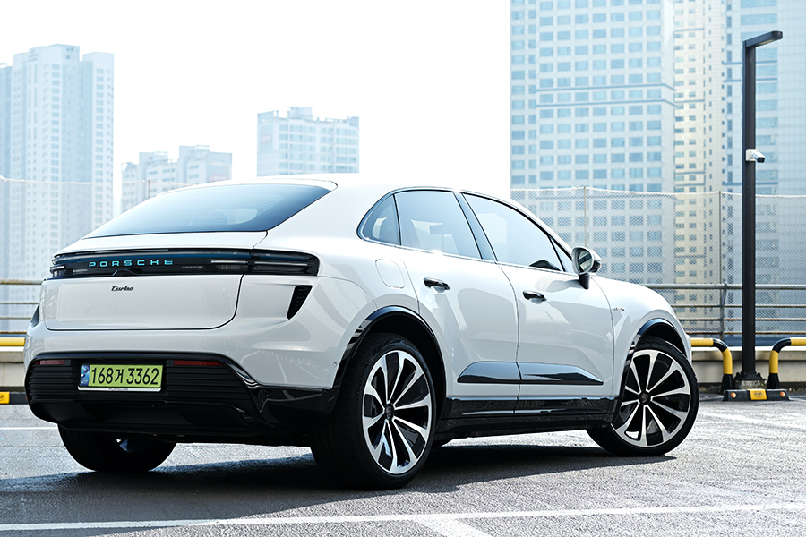 포르쉐 EV의 기조와 ‘성능의 매력’을 잇는 존재 - 포르쉐 마칸 일렉트릭 터보[별별시승]