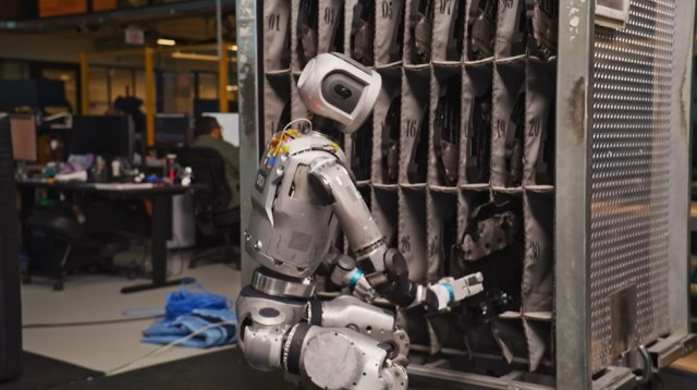 현대자동차그룹 로봇 전문 계열사 보스턴다이내믹스의 ‘올 뉴 아틀라스’가 엔진 커버를 골라 지정 자리로 옮기는 훈련을 하고 있다. 출처=보스턴다이내믹스 영상 캡처