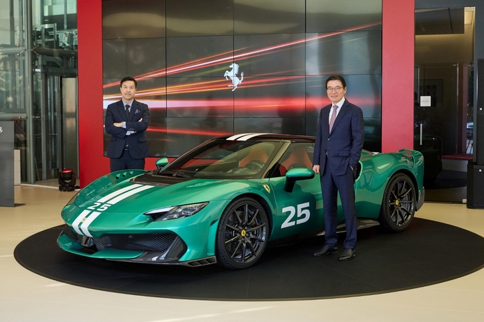 김광철 FMK 대표(우)와 이상욱 페라리 FME(Far and Middle East, 극동 및 중동 지역) 한국 세일즈 총괄 매니저가 296 스페치알레 차량 옆에서 포즈를 취하고 있다