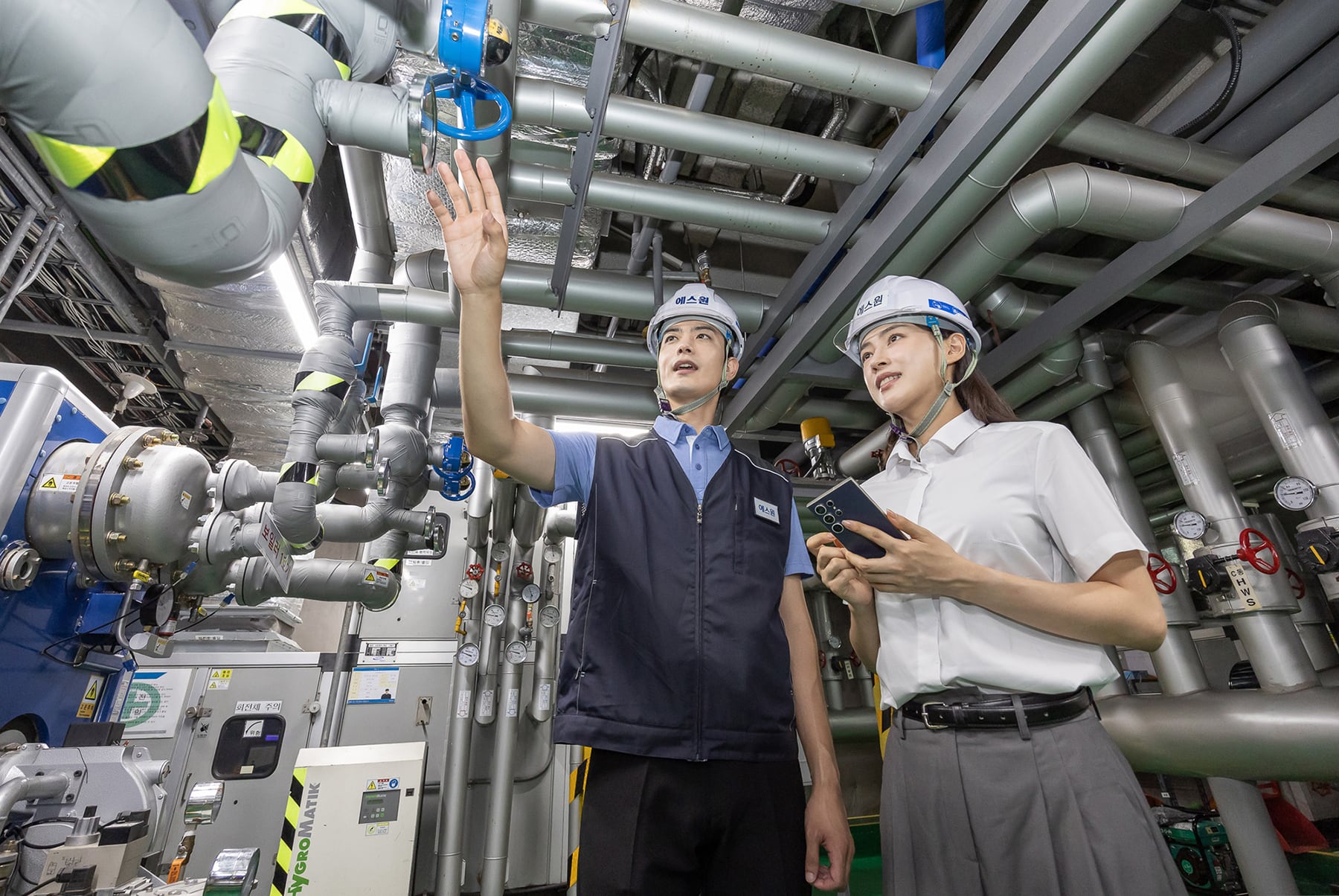 에스원 직원이 자사 스마트 건물관리 시스템인  '블루 스캔' 기능을 설명하고 있다.