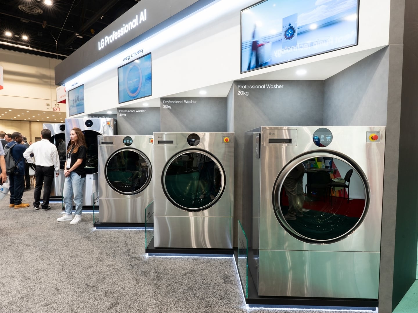LG전자의 대용량 상업용 세탁가전 'LG 프로페셔널' 제품 라인업이 전시된 모습. /LG전자 제공