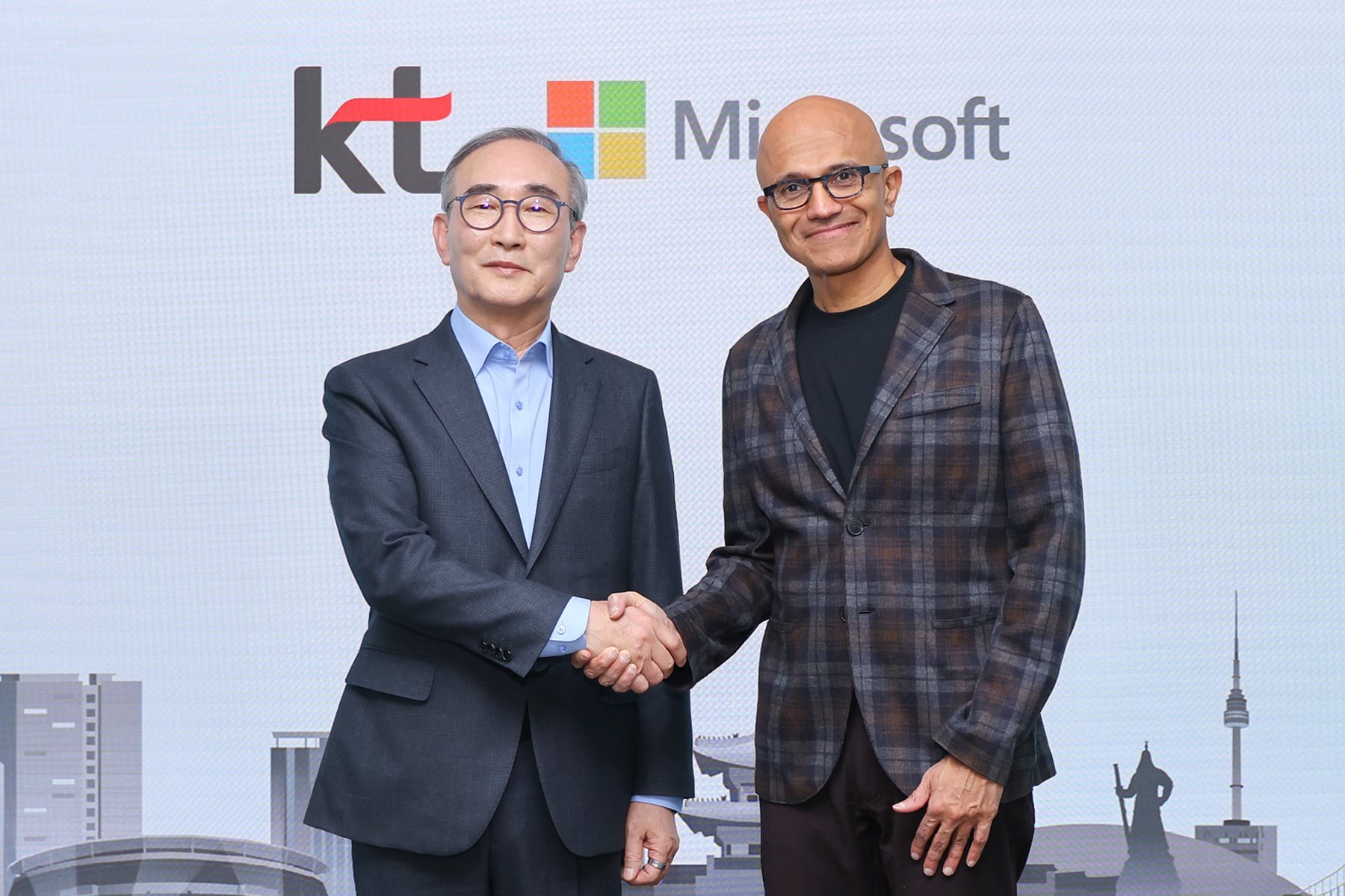 김영섭 KT 대표(왼쪽)와 사티아 나델라 마이크로소프트(MS) 최고경영자(CEO) 겸 이사회 의장./KT 제공