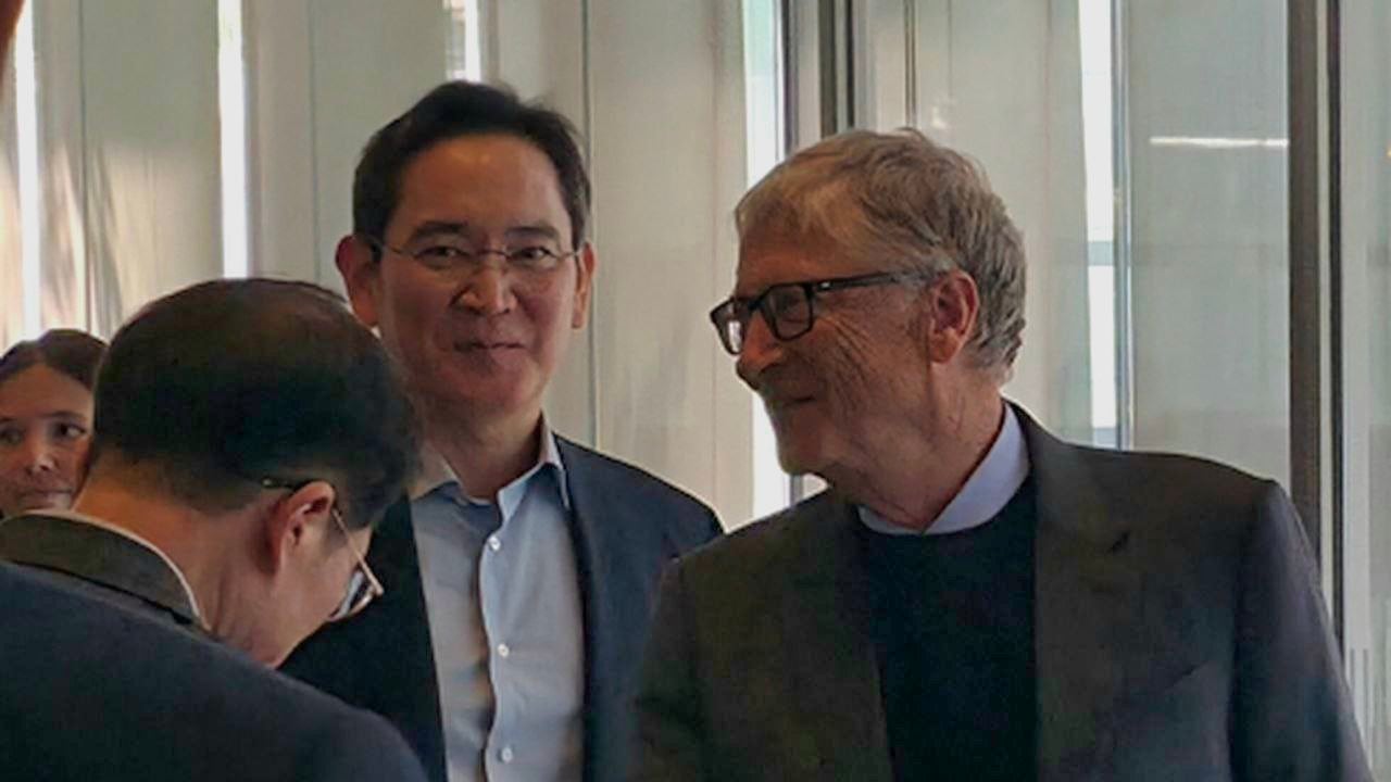 이재용 삼성전자 회장이 22일 삼성전자 서초 사옥을 방문해 오찬을 함께 한 빌 게이츠 게이츠재단 이사장을 배웅하고 있다./삼성전자 제공