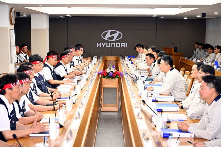 현대차 노사 관계자들이 지난 6월 18일 현대차 울산공장 본관에서 ‘2025년 임금 및 단체협상 교섭 상견례’를 하고 있다. /현대차 제공