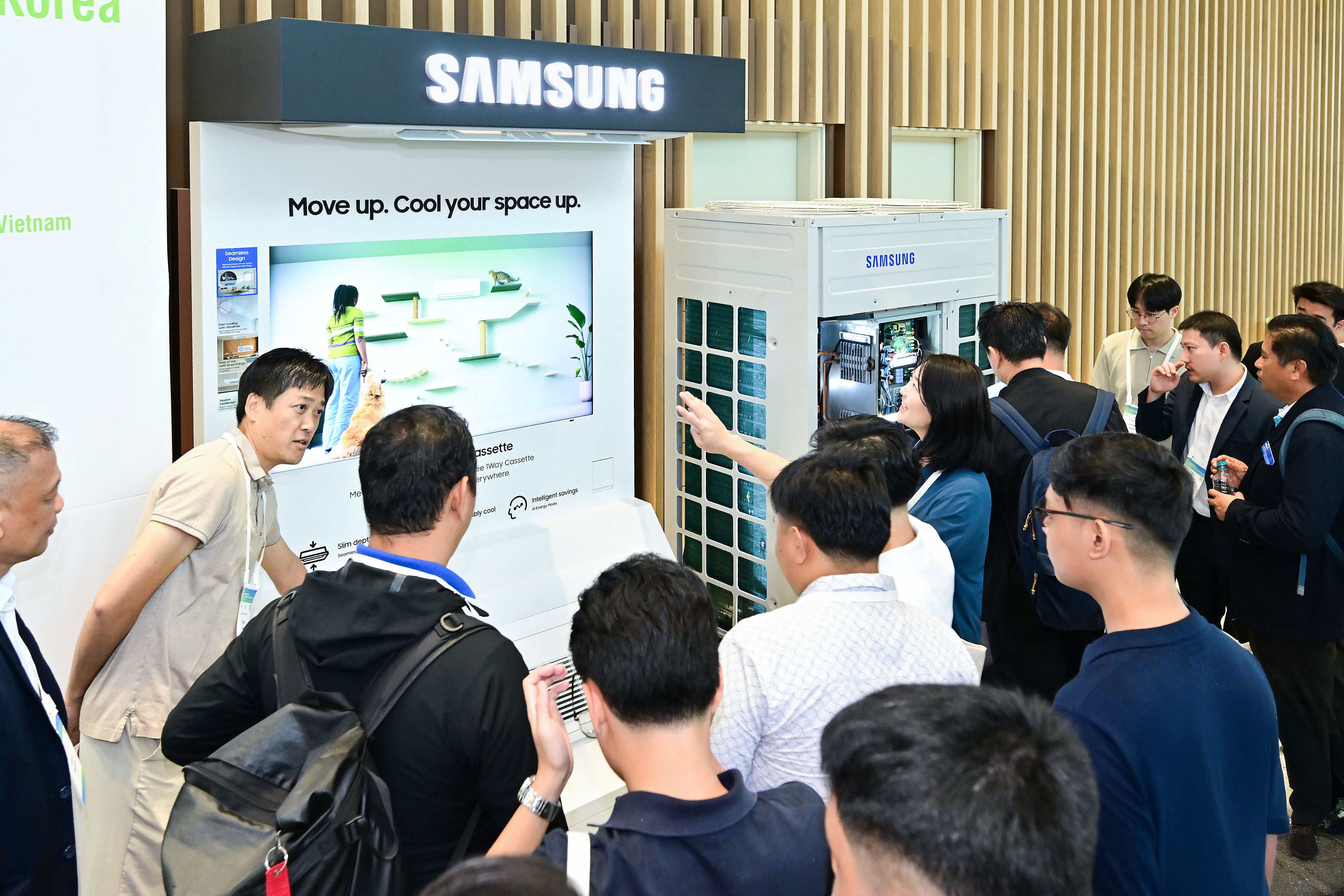 삼성전자가 15~16일 수원컨벤션센터에서 열린 아시아 공조 콘퍼런스(ASHRAE Region XIII Chapters Regional Conference 2025)에서 가정용 '1Way 카세트 시스템에어컨'과 고효율 시스템에어컨 'DVM' 제품 등을 전시했다. /삼성전자