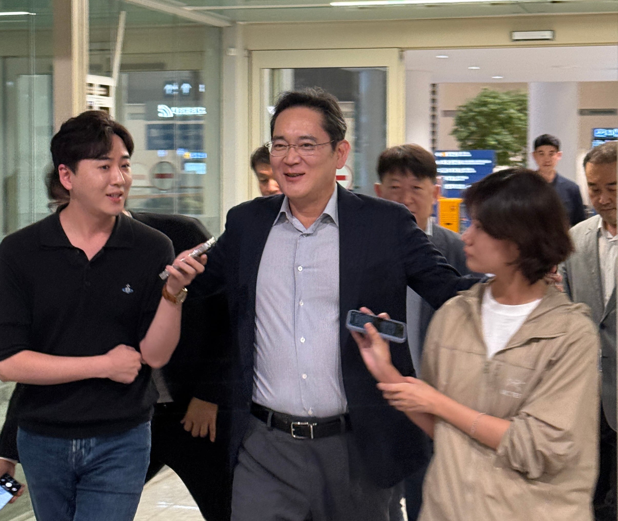 이재용(가운데) 삼성전자 회장이 31일 새벽 미국 출장을 마치고 인천국제공항에 귀국하는 길에 취재진의 질문에 답하고 있다./뉴스1