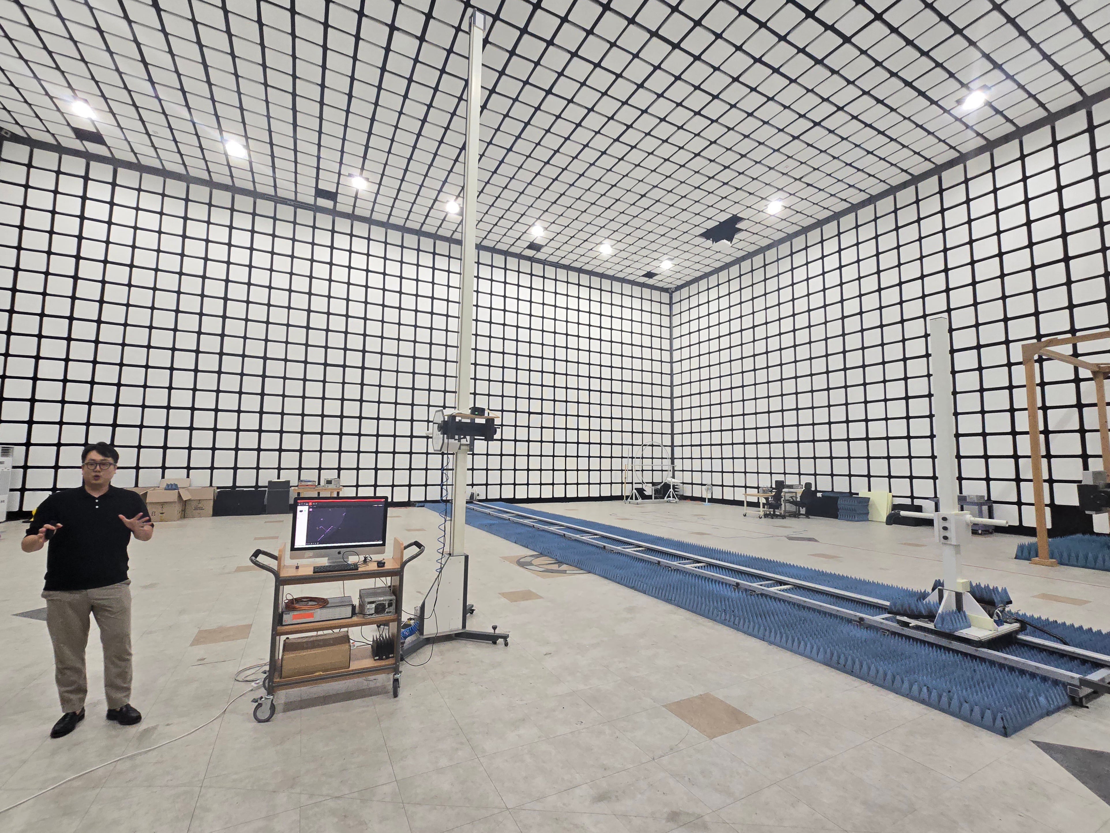 박세호 한국전파진흥협회(RAPA) IoT기술지원센터장이 4일 인천 연수구에 위치한 송도 전파산업클러스터 내 6286.5㎥(25.4x22.5x11m) 크기 대형 전자파 차폐 챔버에서 측정 장비를 설명하고 있다./정두용 기자