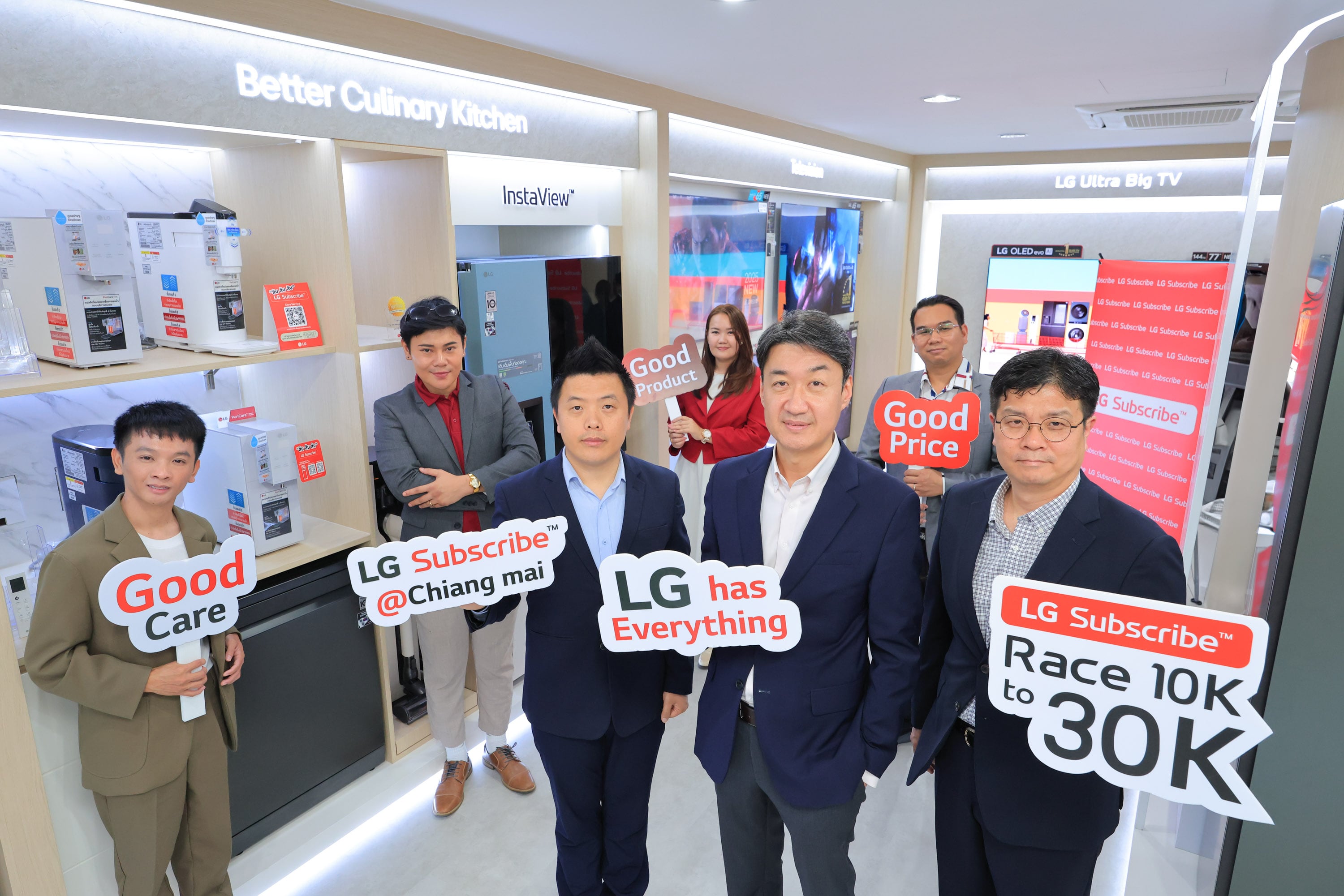 LG전자 관계자들이 지난 6월 태국에서 구독 누적 계정 수 1만건을 축하하고 있다./LG전자 제공