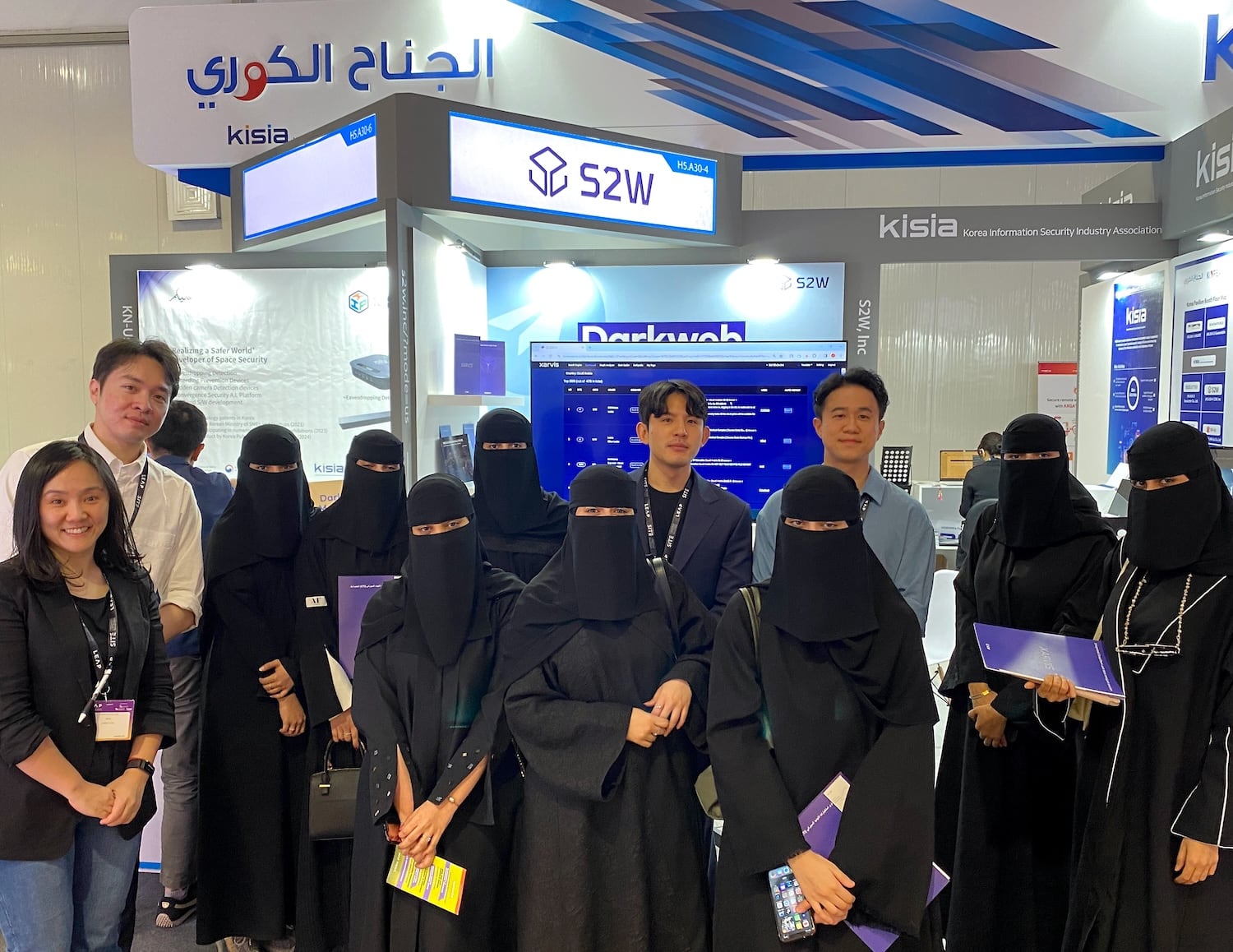 S2W 임직원들이 LEAP 2024에 참가해 부스를 방문한 현지 고객들과 기념 촬영을 하고 있다. /S2W 제공