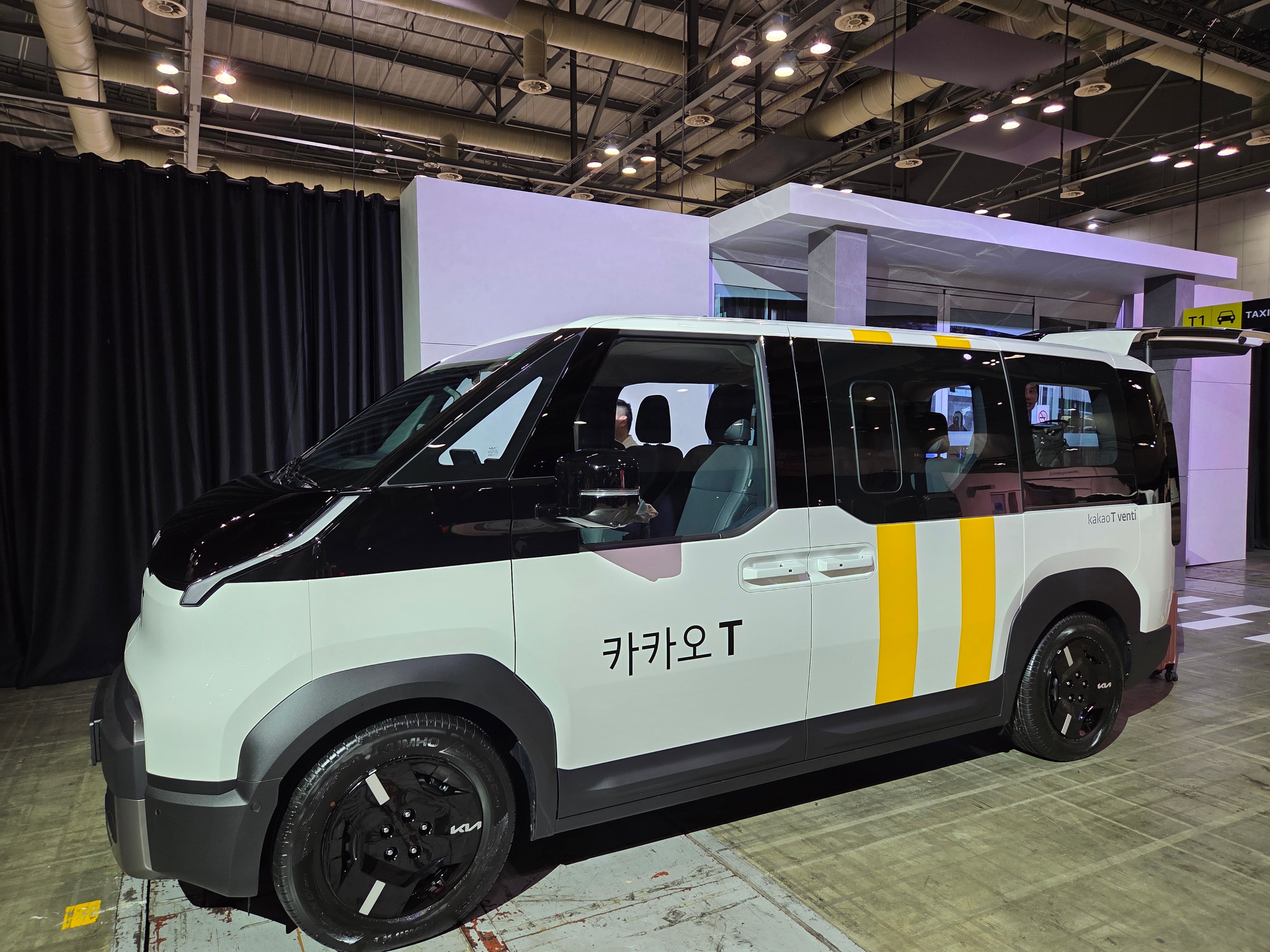 기아 첫 목적기반차량(PBV) PV5와 협업한 카카오모빌리티 차량. /권유정 기자