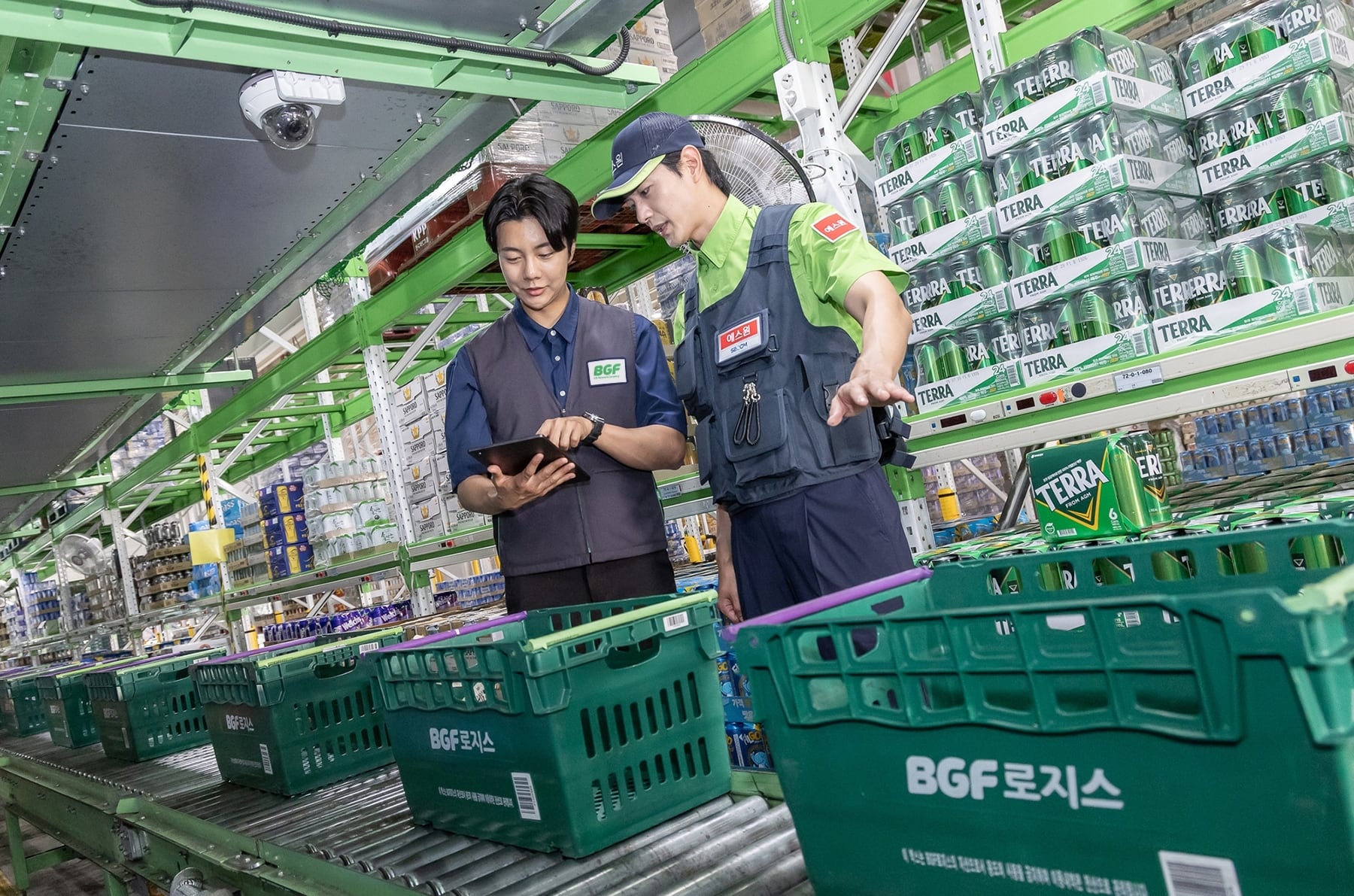 BGF로지스 직원과 에스원 근무자가 남사센터에서 물류추적 시스템을 확인하고 있다./에스원 제공