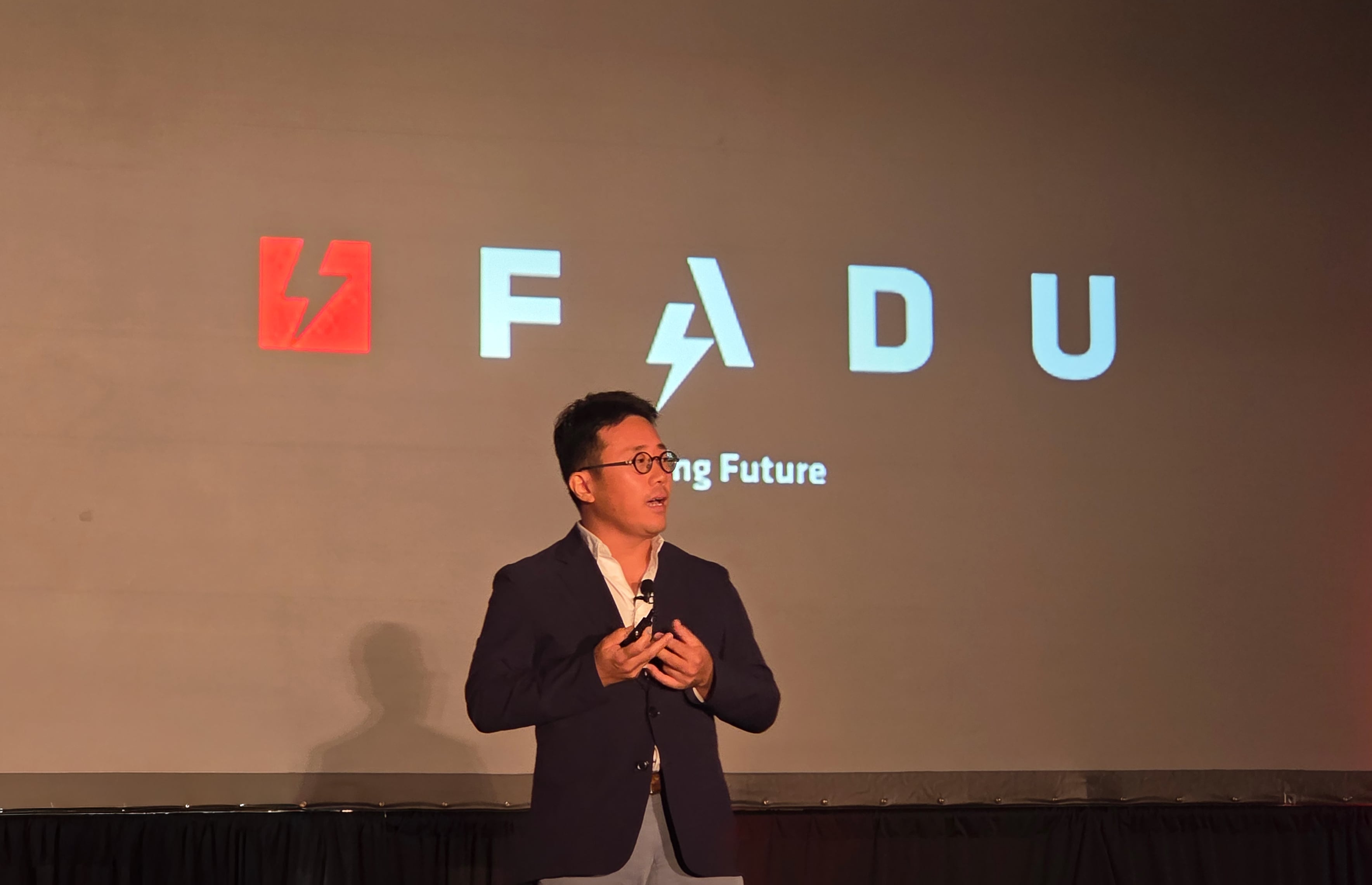 세계 최대 규모 메모리 및 스토리지 기술 전시회 'FMS 2025'에서 이지효 파두 대표가 메타(Meta)의 로스 스텐포트 하드웨어 시스템 엔지니어와 함께 차세대 SSD를 주제로 공동 기조연설을 진행했다. /파두 제공