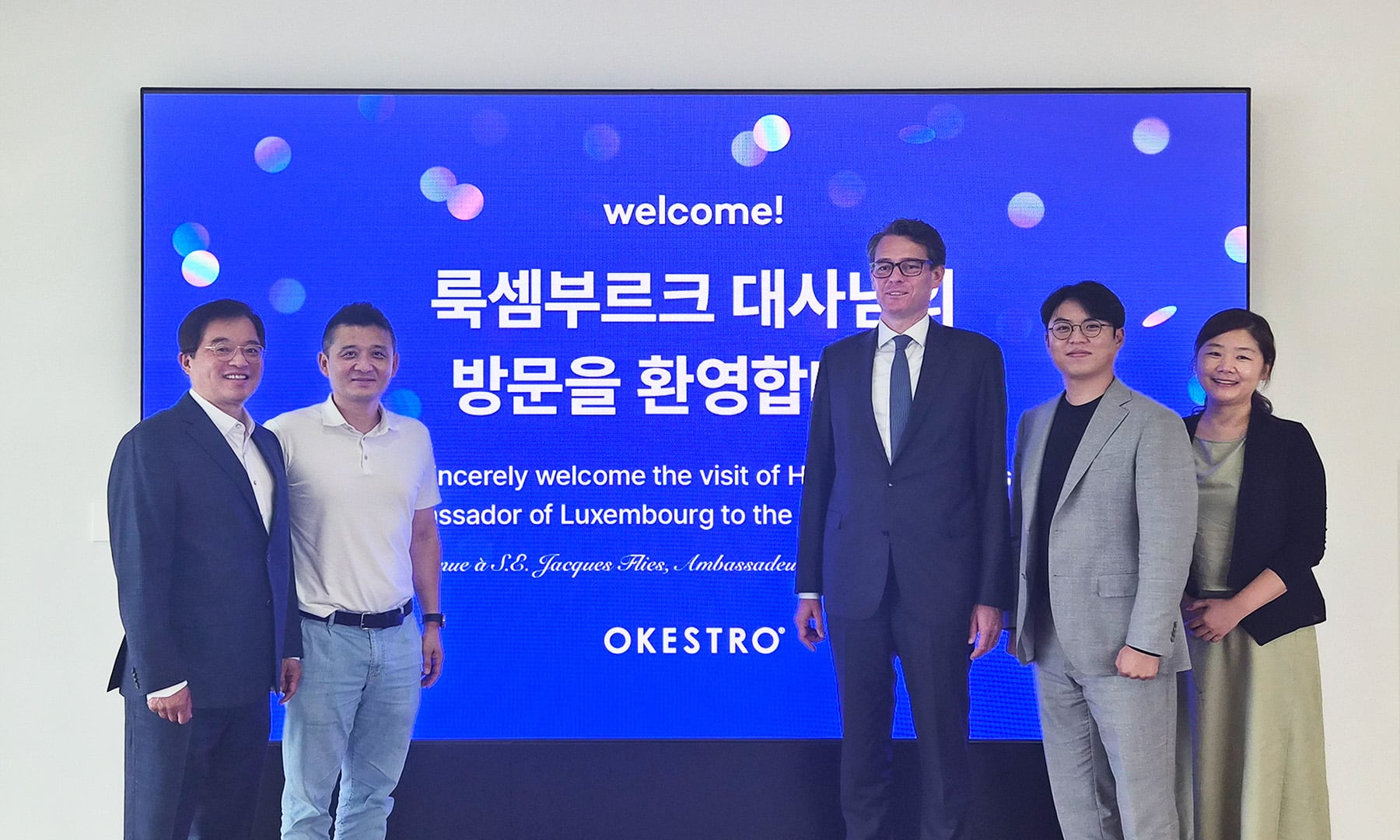 (왼쪽부터) 김범재 오케스트로 대표, 김민준 오케스트로 이사회 의장, 자크 플리스 주한 룩셈부르크 대사, 김영광 오케스트로 CTO, 구선미 룩셈부르크 무역투자청 수석 무역투자 담당관이 기념사진을 촬영하고 있다. /오케스트로 제공