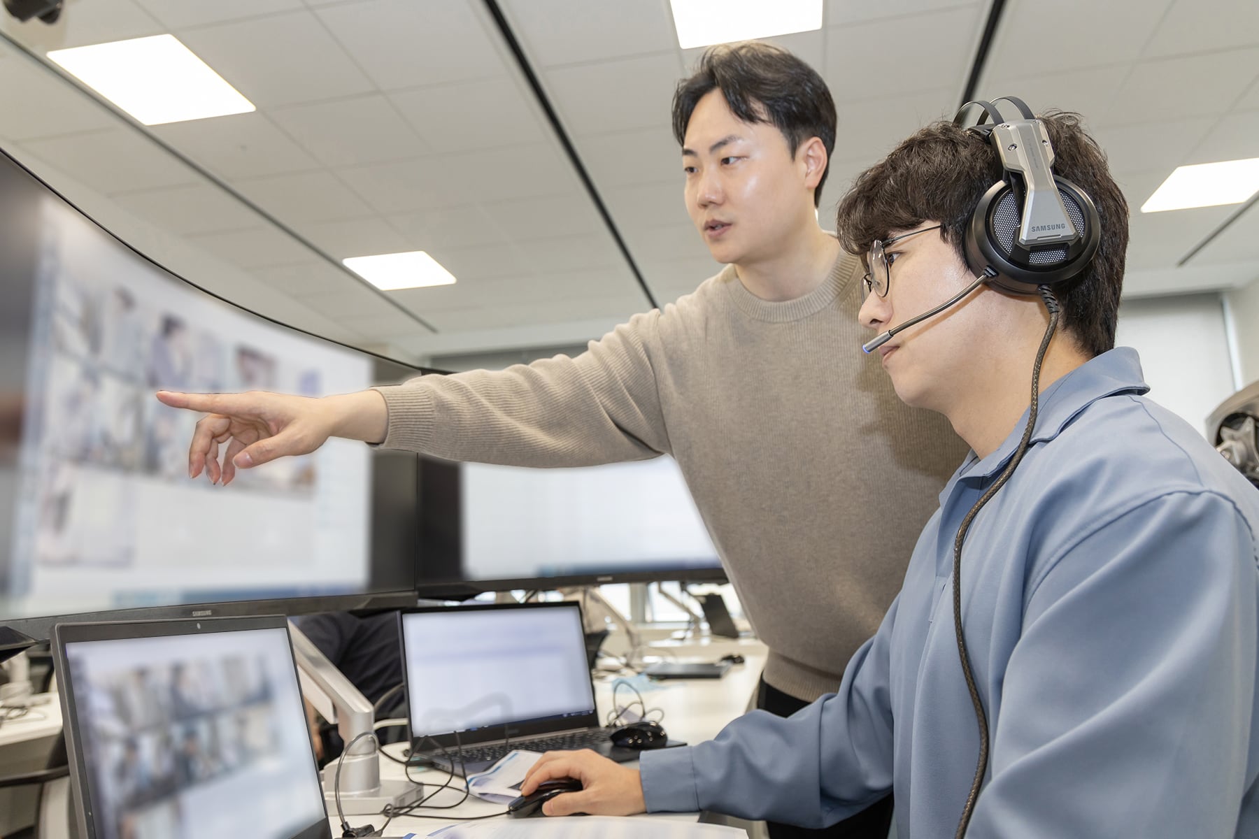 4월 19일 삼성전자 인재개발원(경기도 용인)에서 삼성전자 감독관이 상반기 삼성직무적성검사 응시자를 대상으로 예비 소집을 진행하는 모습./삼성 제공