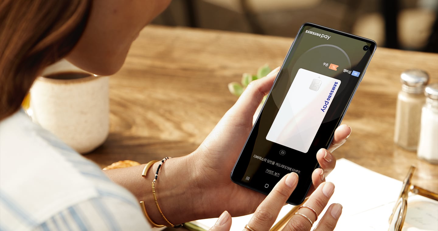 한 소비자가 삼성페이 결제화면을 들여다보고 있다. /뉴스1