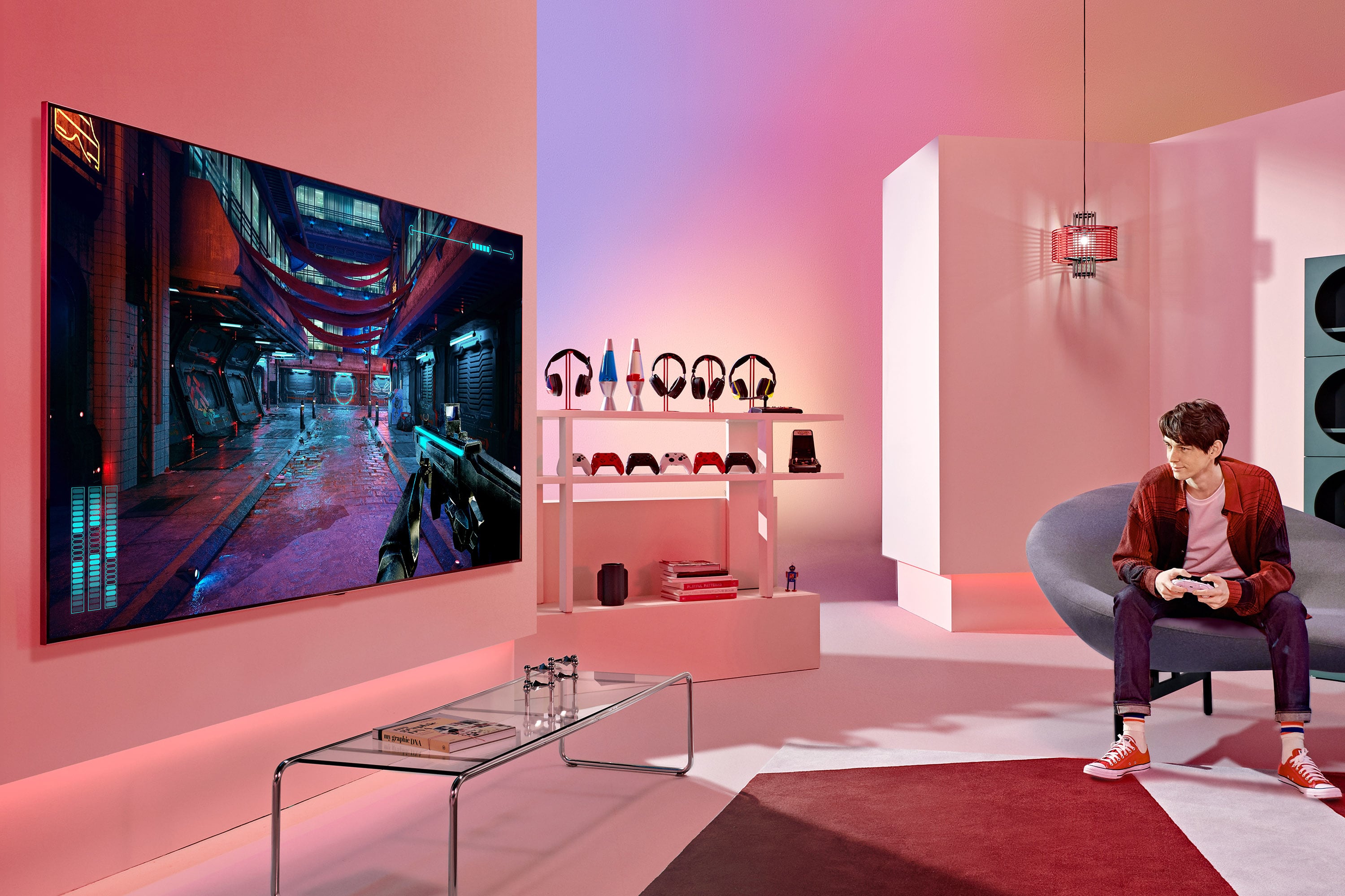 LG전자 모델이 LG QNED TV로 게임을 즐기고 있는 모습./LG전자 제공