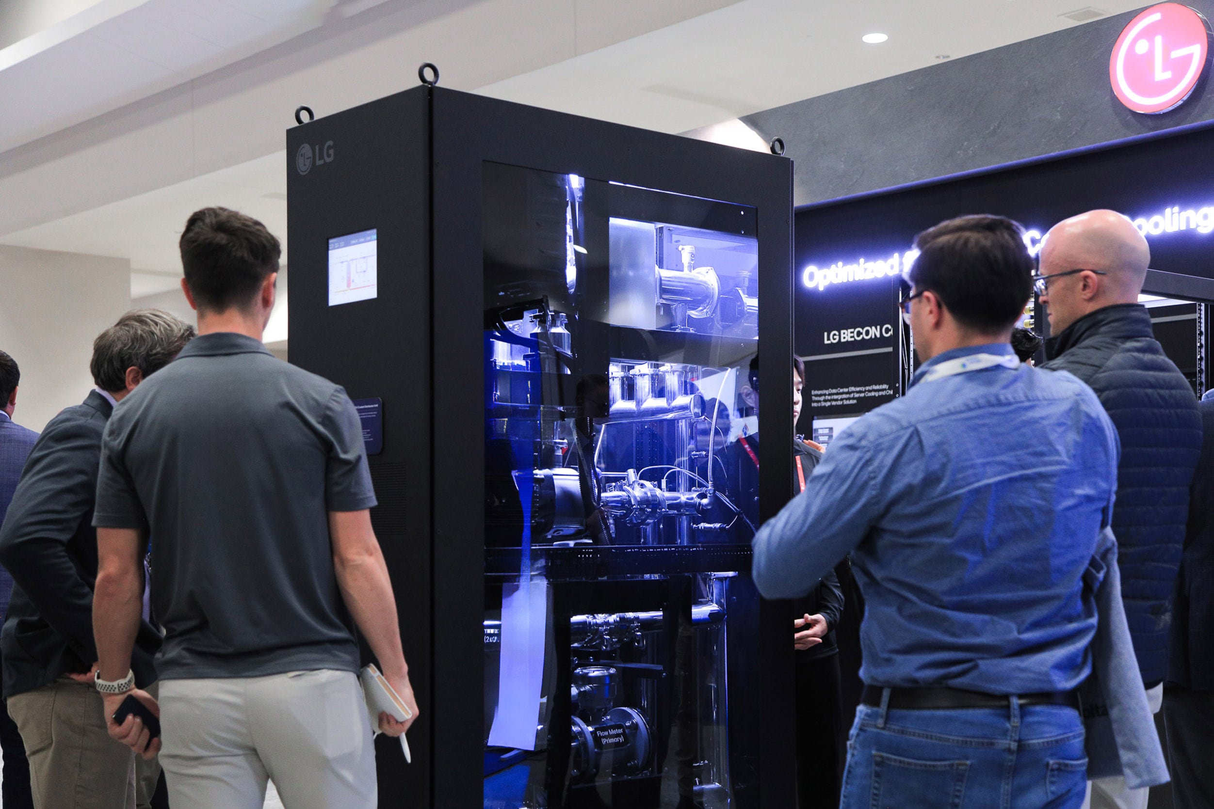 지난 4월 미국 워싱턴DC에서 열린 '데이터센터월드(DCW) 2025'에서 업계 관계자들이 데이터센터 내 CPU-GPU 침의 열을 직접 냉각시키는 액체냉각 솔루션인 LG전자 CDU를 살펴보고 있다./LG전자 