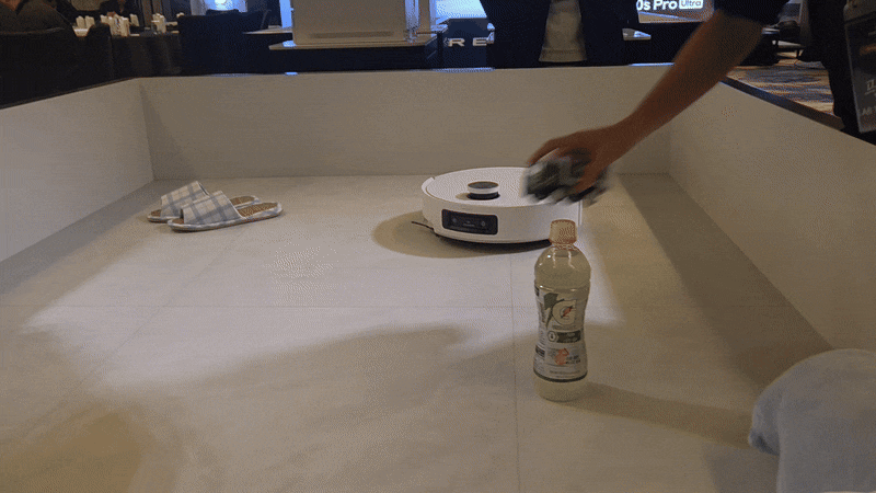 엔비디아 소프트웨어 기반 강화학습(RL)을 통해 장애물 인지 기능을 강화한 드리미의 로봇청소기 '아쿠아10 울트라 롤러'가 새로운 장애물들을 인지해 피해가는 모습./최지희 기자