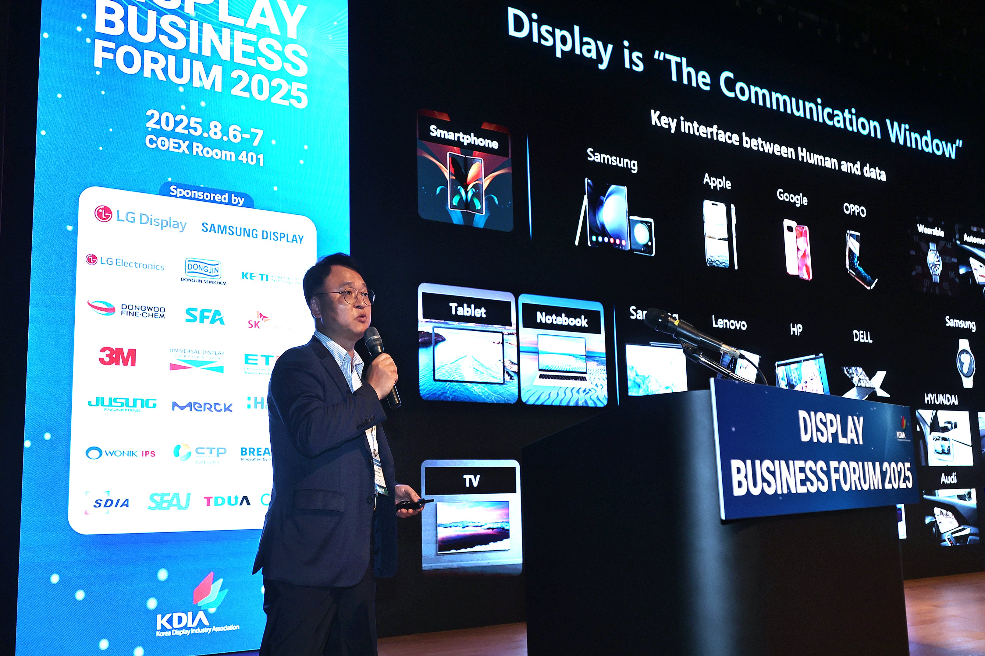 조성찬 삼성디스플레이 부사장은 6일 서울 강남구 코엑스에서 한국디스플레이산업협회가 주최한 ‘디스플레이 비즈니스 포럼 2025’ 기조 연설을 진행하고 있다.//한국디스플레이산업협회 제공