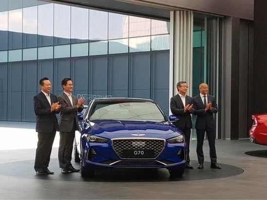 지난 2017년 G70을 출시한 후 당시 현대차와 제네시스 주요 임원들이 기념촬영하는 모습. 왼쪽부터 황정열 전 제네시스 PM센터 전무, 이광국 전 현대차 국내영업본부장, 양웅철 전 현대차 부회장, 맨프레드 피츠제럴드 전 제네시스 사업부장. / 진상훈 기자
