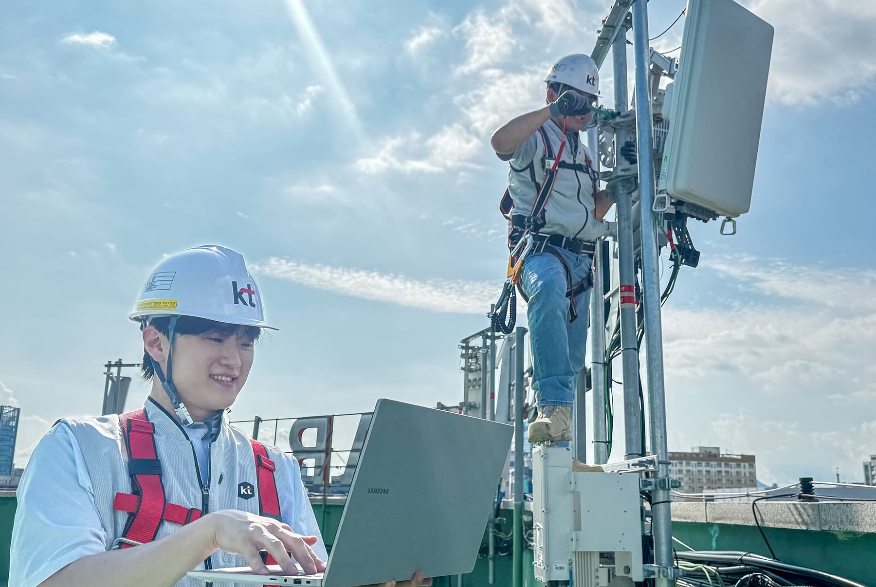 KT 직원들이 AI-RAN 기술 검증을 진행하고 있다./KT 제공