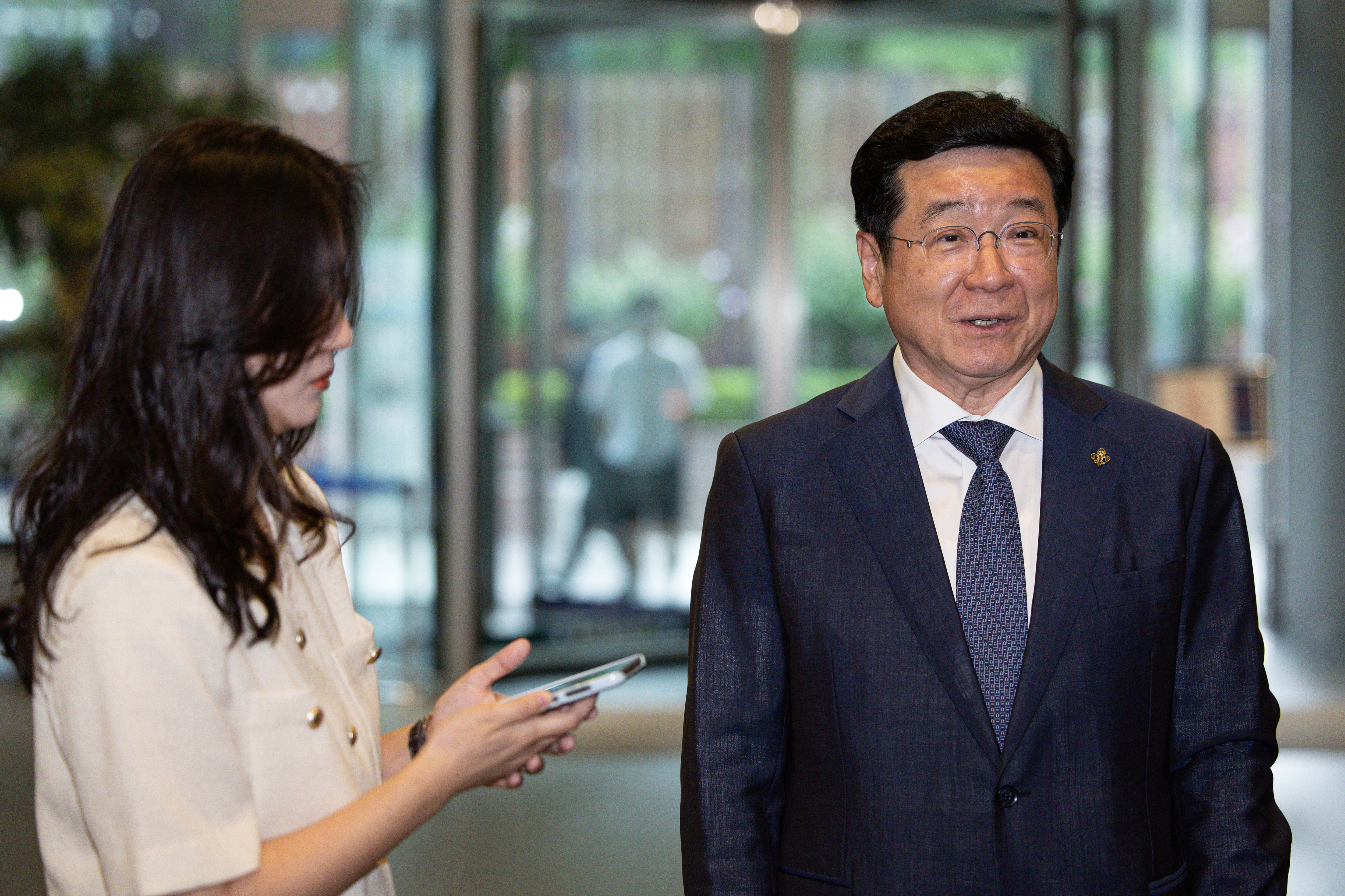 이찬희 삼성 준법감시위원회(준감위) 위원장이 26일 오후 서울 서초구 삼성생명 사옥에서 열린 준감위 정례회의에 참석하며 취재진의 질문에 답하고 있다./뉴스1