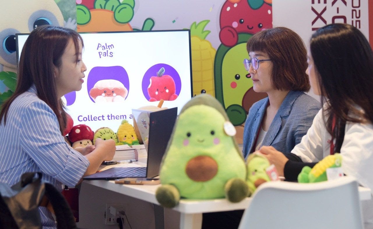 콘진원은 지난 19일부터 21일까지 사흘간 중국 심천 해상세계문화예술센터에서
‘2025 K-콘텐츠 엑스포 in 중국’을 열어 양국 간 콘텐츠 산업 교류와 협력 기반을 한층 강화했다.(참가기업 ‘오로라월드’의 현장 수출상담 사진)