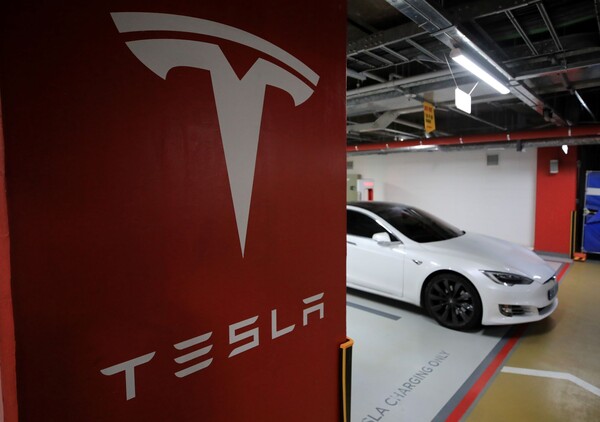 전기차 충전 구역에 주차된 테슬라 전기차 / 뉴스1