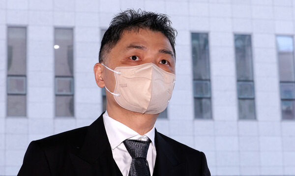 김범수 카카오 경영쇄신위원장이 2월 7일 오전 서울 양천구 남부지법에서 열린 속행공판에 출석하고 있다. / 뉴스1