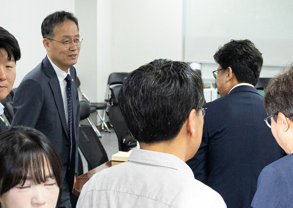 이형일(뒷줄 왼쪽) 기획재정부 1차관이 7월 29일 서울 여의도 국회 의원회관에서 열린 세제개편안 논의를 위한 당정협의에 참석해 진성준(뒷줄 오른쪽) 더불어민주당 정책위의장과 인사하고 있다. / 뉴스1