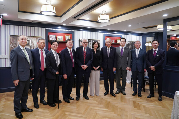 26일(한국시각) 미국 워싱턴 D.C. 윌러드 호텔에서 열리는 '한미 비즈니스 라운드테이블: 제조업 르네상스 파트너십'에 앞서 구자은 LS 회장(왼쪽부터), 김상현 롯데 부회장, 이재현 CJ 회장, 허태수 GS 회장, 루벤스타인 칼라일그룹 회장, 최수연 네이버 대표, 류진 한국경제인협회 회장, 이재용 삼성전자 회장, 정의선 현대차 회장, 최윤범 고려아연 회장이 기념 촬영을 하고 있다. / 한국경제인협회