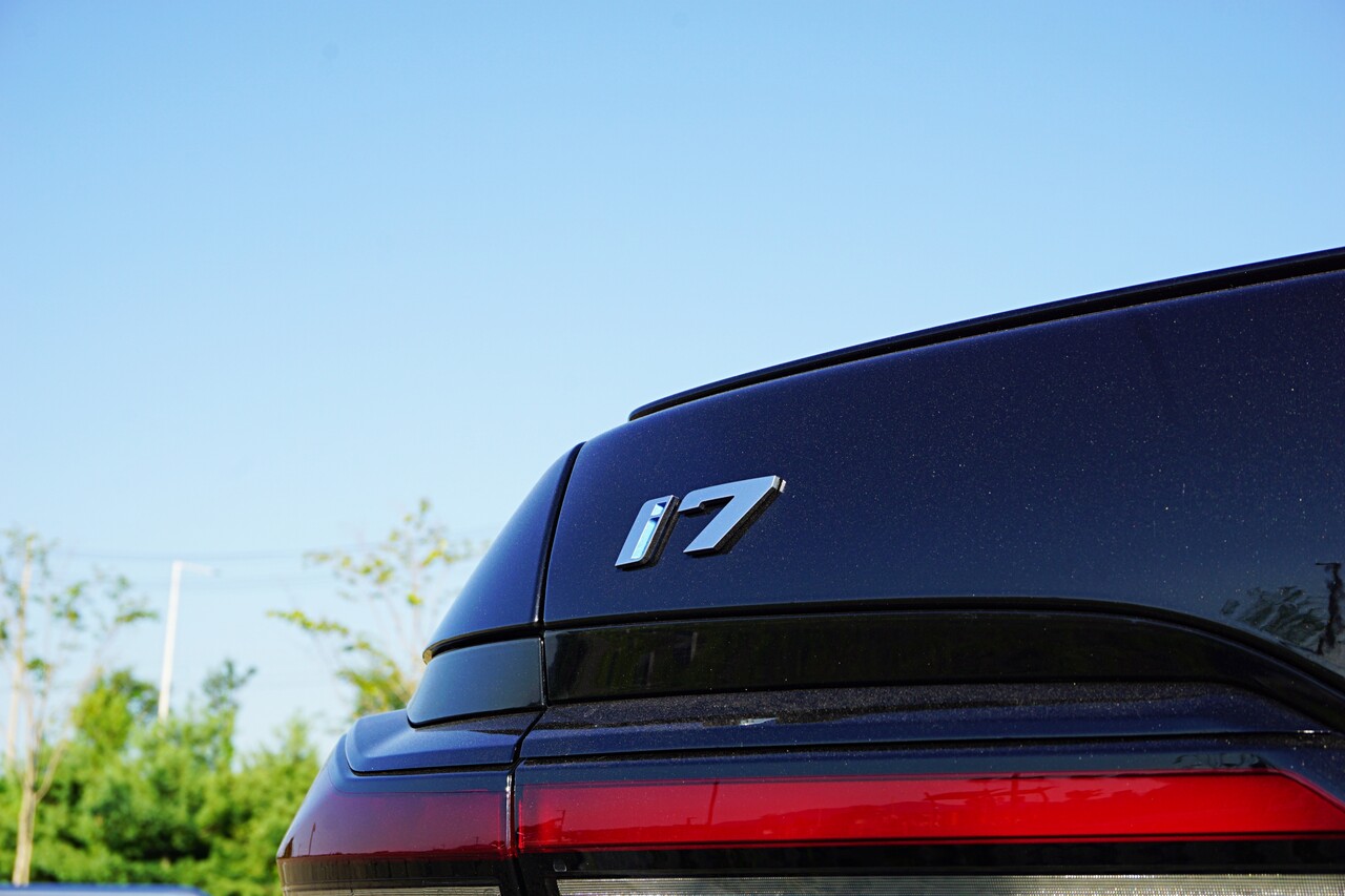 트렁크 부착된 i7 레터링. / 허인학 기자