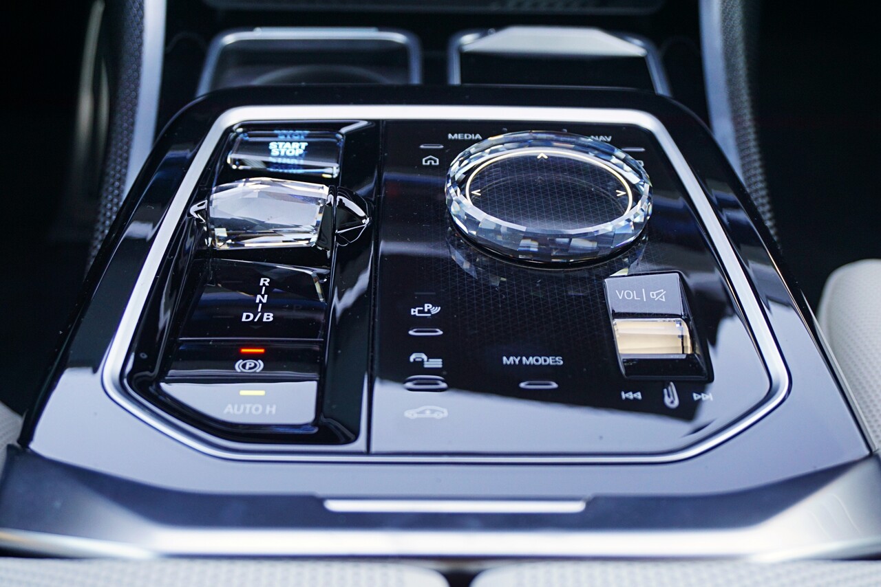 BMW i7 M70의 센터 콘솔 조작부. / 허인학 기자