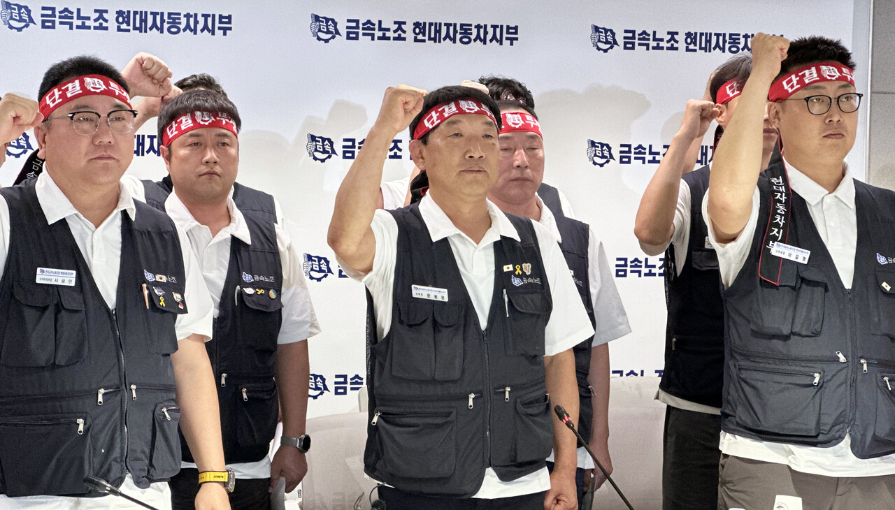 투쟁을 외치는 문용문 금속노조 현대자동차지부장(가운데)과 노조원. / 뉴스1