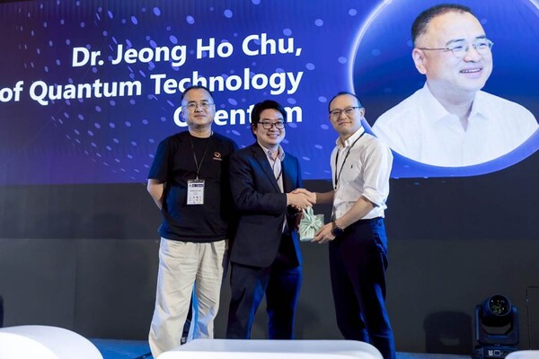 추정호 오리엔텀 본부장(좌), 워라왓 미바사나 수라안 대학 교수 겸 조직위원장(중), 방승현 오리엔텀 대표(우) / 오리엔텀