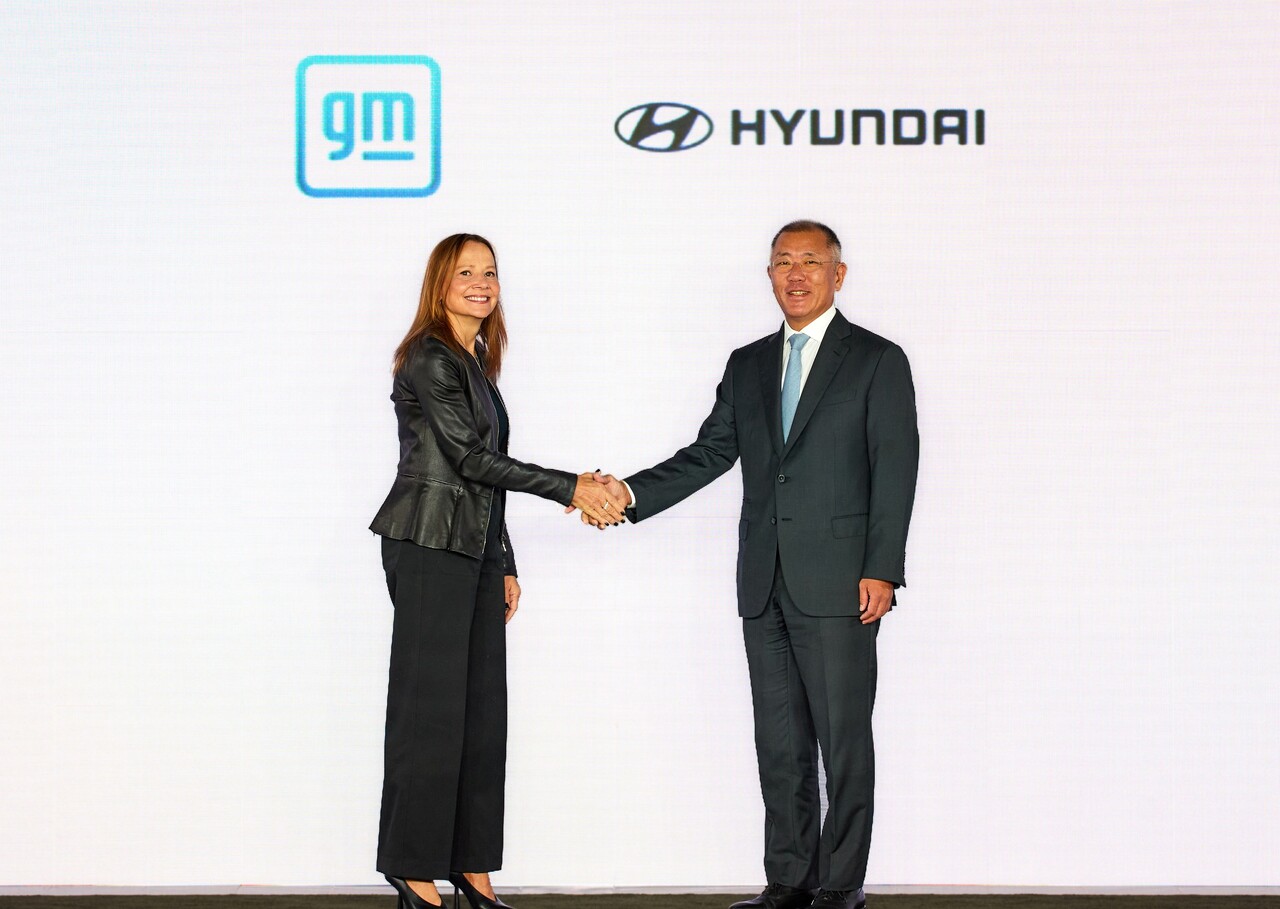 메리 바라(Mary Barra) GM 회장 겸 CEO(왼쪽)와 정의선 현대차그룹 회장. / 현대차그룹