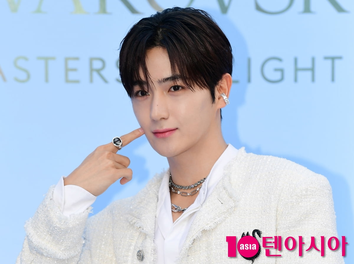 THE BOYZのヒョンジェ、足首負傷にもかかわらずステージに立つ