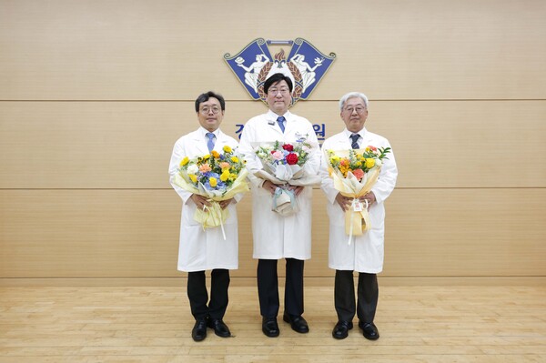 첨부1 김형섭 경희대학교치과병원장, 오주형 경희대학교의료원장, 김종우 경희대학교병원장(좌측부터)